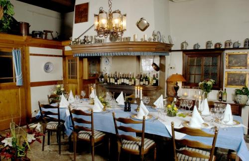 a dining room with a long table and chairs at Hotel Alt Vellern in Beckum