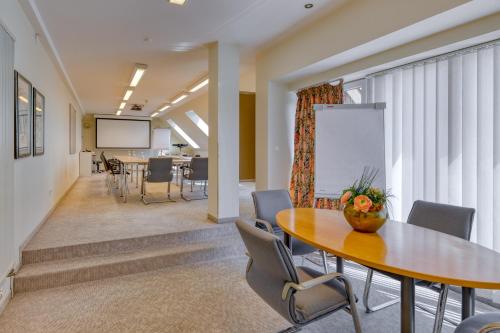 a meeting room with a table and chairs at Hotel Alt Vellern in Beckum