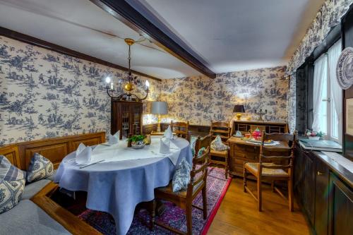 a dining room with a table and chairs at Hotel Alt Vellern in Beckum