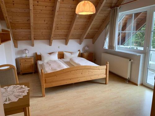 Landhaus Schneeberg في Mosbach: غرفة نوم مع سرير خشبي كبير في غرفة