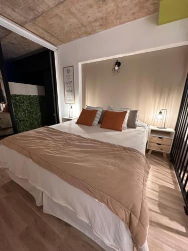 1 dormitorio con 1 cama grande en una habitación en Departamento BALCARCE en Salta