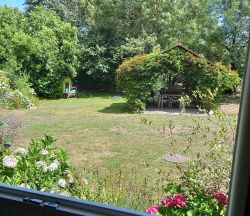 Jardín al aire libre en La Gisière, Chambres d'hôtes