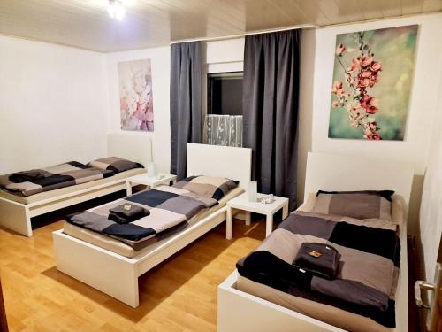 เตียงในห้องที่ Nice Apartments in Gummersbach