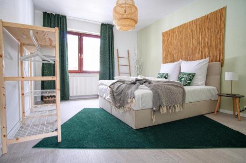 een slaapkamer met een bed en een groen tapijt bij Homefy Family Apartment mit Netflix in Essen