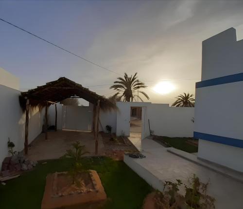 uma vista para o quintal de uma casa em Villa Maria & Nour em Awlād ‘Umar