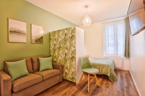 un salon avec un canapé et un lit dans l'établissement Le Havre - Quartier des Docks au Calme - Appartement T3 Entièrement Rénové, au Havre
