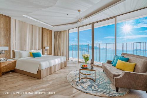 una camera d'albergo con letto e divano di GOLDEN PANORAMA LUXURY STUDIO a Nha Trang