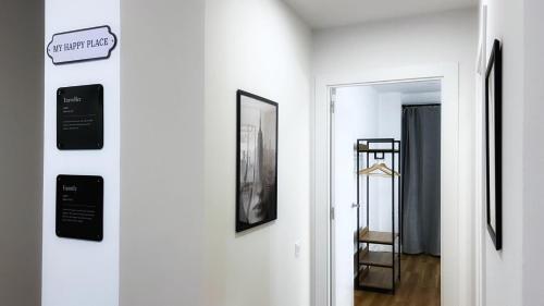 un corridoio con immagini sulle pareti di una camera di Deustown Apartamentos a Bilbao