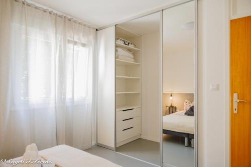 een slaapkamer met een grote glazen kast en een bed bij Apartment Sleeps 4 with Free Parking in Rijeka