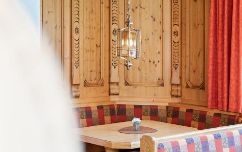 a table in a room with a couch and a lamp at am mühlbach - einfach sein, mit Gemeinschaftsküche in Dorfgastein