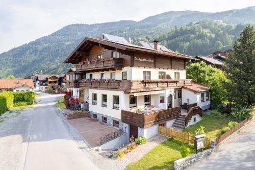 una casa en las montañas con un camino en am mühlbach - einfach sein mit Gemeinschaftsküche und freien Eintritt in das Solarbad Dorfgastein, en Dorfgastein