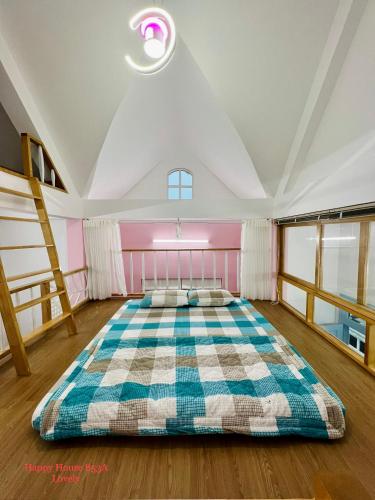Un dormitorio grande con una cama grande en una habitación. en Căn Lovely, en Vung Tau
