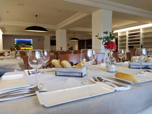 a table with wine glasses and napkins on it at Pensión Restaurante Casablanca in Torreperogil