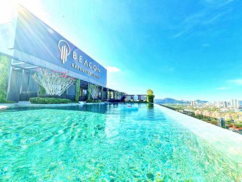 una gran piscina frente a un edificio en The Beacon Executive @Penang Georgetown en George Town