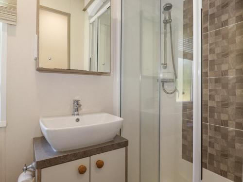 ein Bad mit einem Waschbecken und einer Dusche in der Unterkunft 29 Lakes View in Carnforth