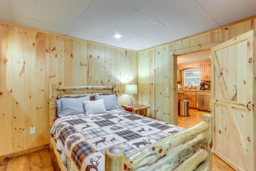 1 dormitorio con paredes de madera y 1 cama. en Wooded Blue Ridge Cabin 2 Decks, Fire Pit!, en Blue Ridge
