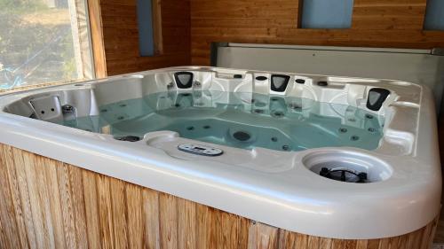 La salle de bains est pourvue d'une baignoire. dans l'établissement Chambre Tropicale au Domaine de l'Aven, à Villeneuve-Minervois