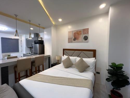 1 dormitorio con cama, escritorio y cocina en Luxury Cabin Near Fields Avenue en Ángeles