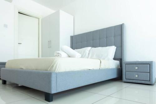 Ένα ή περισσότερα κρεβάτια σε δωμάτιο στο Embassy Gardens 1 Bed loft