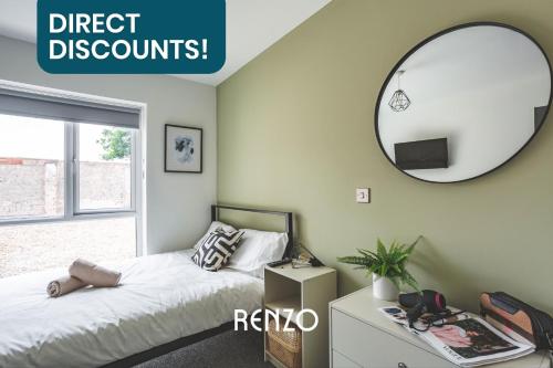 - une chambre avec un lit et un miroir mural dans l'établissement Vibrant and Inviting 1 Bed Apartment in Derby by Renzo, Perfect Hotel Alternative, à Derby