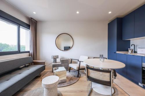 ein Wohnzimmer mit Sofa und Tisch in der Unterkunft AmazINN Places Palacio Real in Madrid