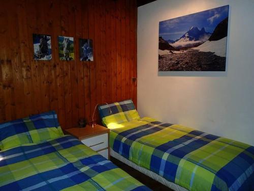 deux lits côte à côte dans une chambre dans l'établissement Les Gets apartment, aux Gets