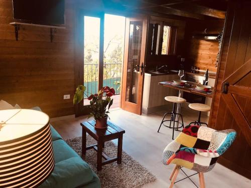 Cozy Mountain Chalet في لا أوروتافا: غرفة معيشة مع أريكة وطاولة