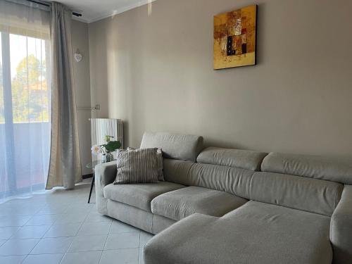 ein Wohnzimmer mit einem Sofa und einem Fenster in der Unterkunft Lovely Apartment in Parma