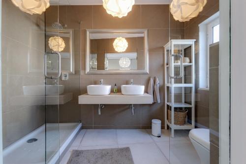 a bathroom with two sinks and a shower at Casa Alma - V027 in Lagos
