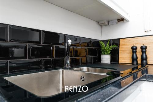 um lavatório de cozinha com uma torneira no balcão em Charming 2-bed Apartment in Nottingham by Renzo, Modern Design, Brilliant Location em Nottingham