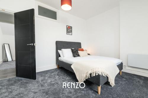 a bedroom with a bed and a black cabinet at Charming 2-bed Apartment in Nottingham by Renzo, Modern Design, Brilliant Location in Nottingham