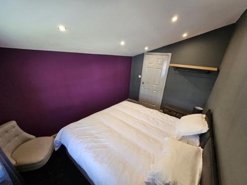 Postel nebo postele na pokoji v ubytování Comfortable 1 Bedroom Apartment City Centre Sleeps 4 FREE PARKING