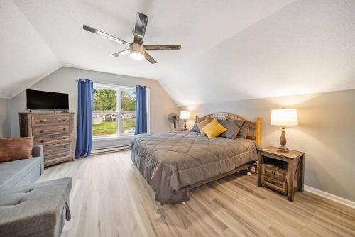- une chambre avec un lit et un ventilateur de plafond dans l'établissement Large Lake House on Gun Lake, à Wayland