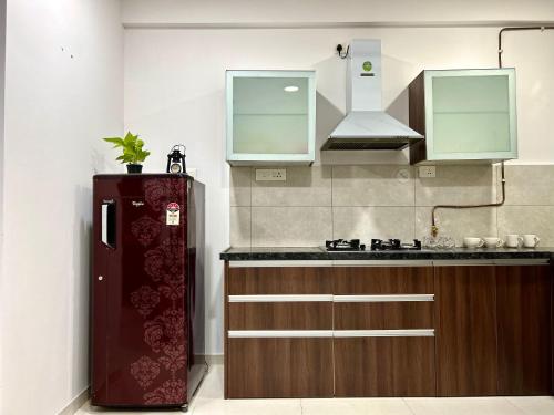 A cozinha ou kitchenette de BREEZE: By Aryavarta (King-sized 2 BHK apartment)