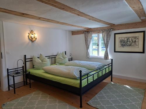 Postel nebo postele na pokoji v ubytování Neu! Ferienwohnungen im Lüftlmalereck, Hennalahaus