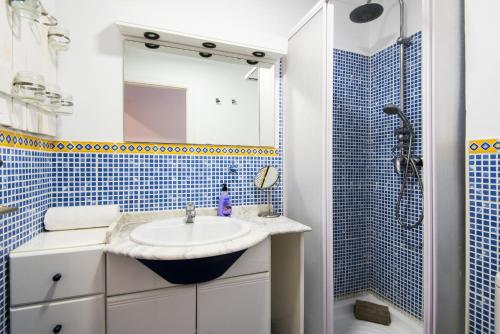 ein Bad mit einem Waschbecken und einer Dusche in der Unterkunft The 1st Corner Central Apartments in Málaga