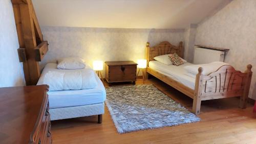 ein Schlafzimmer mit 2 Betten und einem Tisch mit 2 Lampen in der Unterkunft Le PRINTEMPS Grande villa familiale 10 pers in Annecy