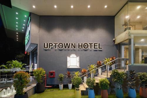 una señal para un hotel en la parte alta del edificio en Uptown Hotel en Nagpur