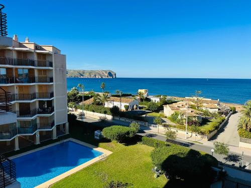 een uitzicht op de oceaan vanuit een hotel bij Puerta al Mediterráneo in Jávea
