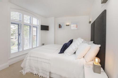 Giường trong phòng chung tại Adventurer's View