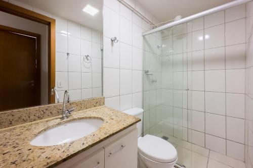 y baño con lavabo, aseo y ducha. en Moderno apto prox ao lago em Brasília - PLN0415, en Brasilia