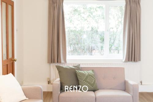 sala de estar con sofá y ventana en Beautiful 3-bed home in Nottingham by Renzo, Sleeps 5, Free Parking, en Nottingham