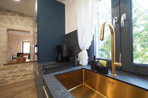 una cucina con lavello in acciaio inossidabile e piano cottura di Stonehouse Grace a Ioannina