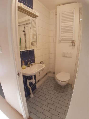 y baño con lavabo y aseo. en Quiet room, en Estocolmo