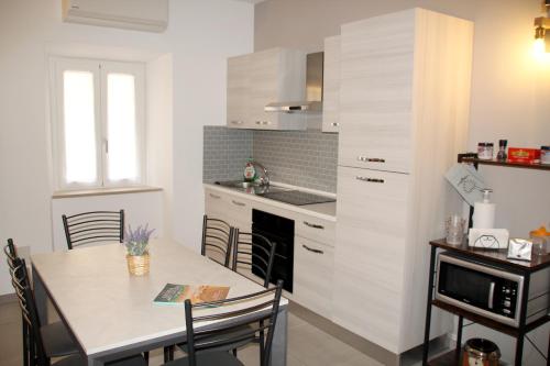 a kitchen and dining room with a table and chairs at Giolo House in Loreto