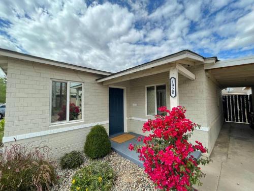 a small house with pink flowers in front of it at zzz Msg for 5 percent off zzz 3Bed 1Bath KingKingQueenBeds House MidtownPHX in Phoenix
