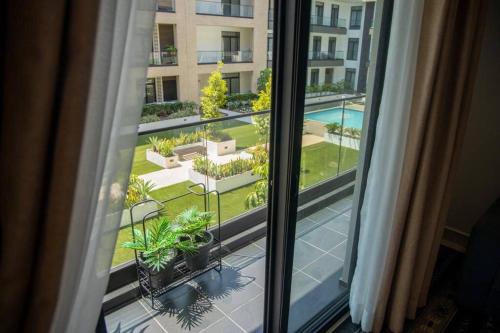 Bazén v ubytování Embassy Gardens 2 Bed Apartment W/Pool View nebo v jeho okolí