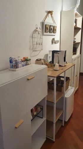 ein Büro mit einem Schreibtisch und einem Vogelkäfig an der Wand in der Unterkunft Glicine & more Forlì in Forlì