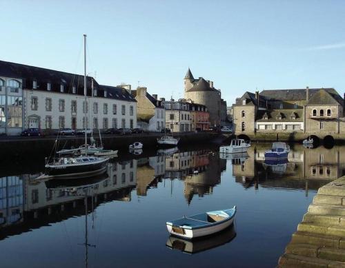 un groupe de bateaux dans une rivière avec des bâtiments dans l'établissement En plein cœur du Pays Bigouden, à Tréméoc
