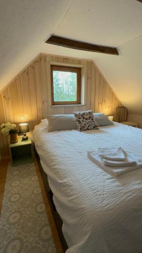 1 dormitorio con 1 cama blanca grande y ventana en Kuća za odmor Zora, 